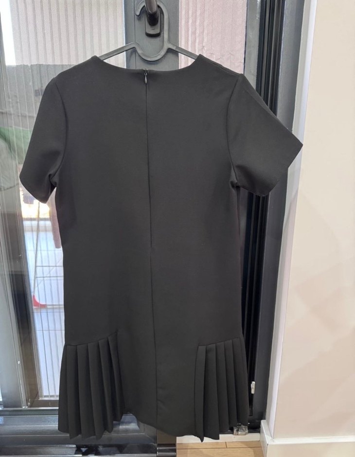 Kısa Kollu Siyah Pilili Elbise - Görsel 2