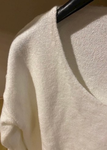 Beyaz V Yakalı Örgü Kadın Kazak - Görsel 2