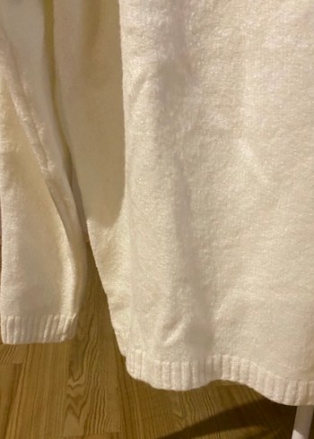 Beyaz V Yakalı Örgü Kadın Kazak - Görsel 3