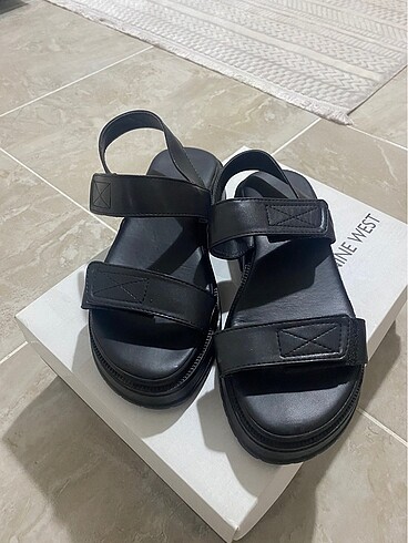 Nine West Siyah sandalet