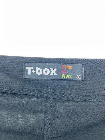 36 Beden siyah Renk T-box Mini Etek %70 İndirimli.