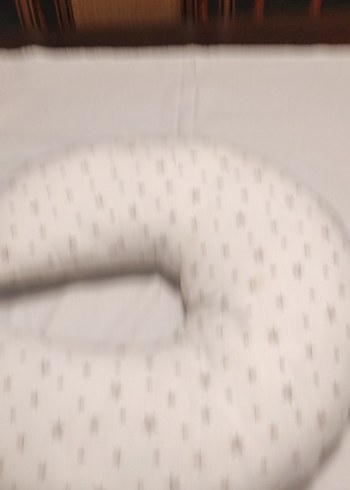 Gri Yıldız Desenli Beyaz Emzirme ve Hamilelik Yastığı - Görsel 2