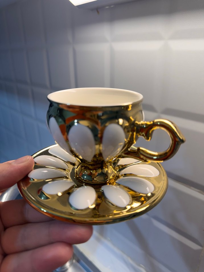 Beyaz ve Altın Detaylı Fincan Takımı - Görsel 2