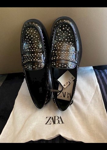 ZARA Kadın Siyah Deri Perçinli Tokalı Loafer