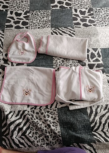 Nakışlı Beyaz Kız Bornoz ve Havlu Seti - Görsel 2