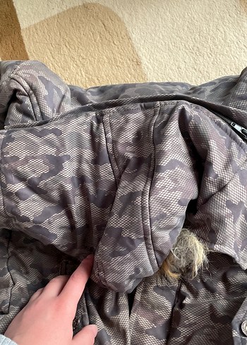 Erkek Çocuk Gri Kamuflaj Desenli Kürklü Kaban - Görsel 6