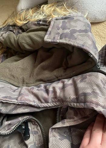 Erkek Çocuk Gri Kamuflaj Desenli Kürklü Kaban - Görsel 5