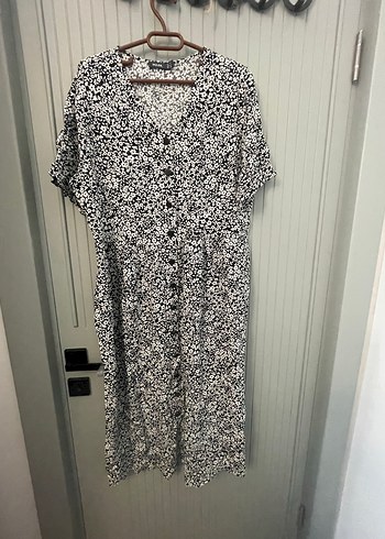 Düğmeli V Yaka Desenli Midi Elbise - Görsel 3