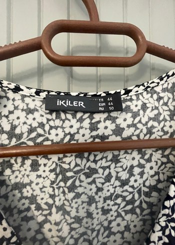 Düğmeli V Yaka Desenli Midi Elbise - Görsel 2