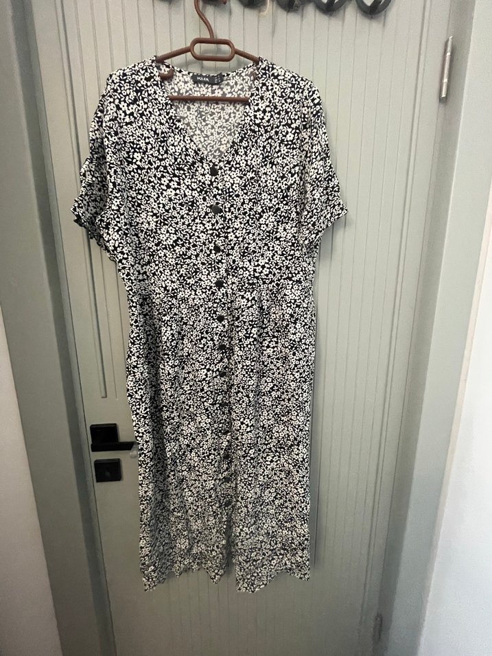 Düğmeli V Yaka Desenli Midi Elbise - Görsel 3