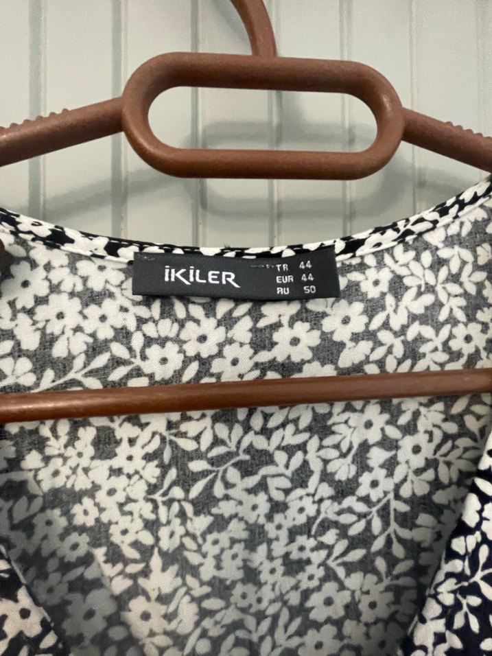 Düğmeli V Yaka Desenli Midi Elbise - Görsel 2