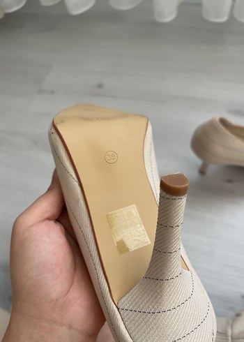 Zara Bej Çizgili Pilili Stiletto