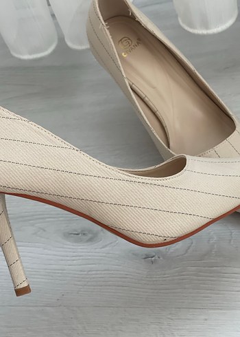 39 Beden Bej Çizgili Pilili Stiletto