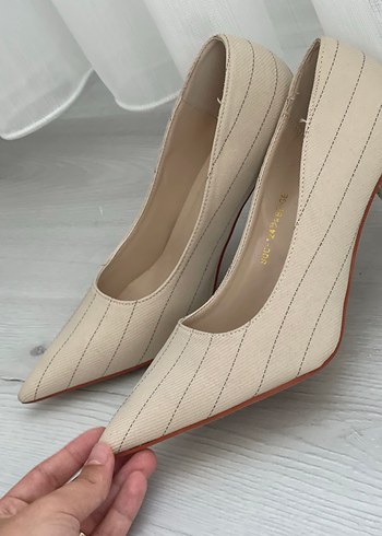 39 Beden ten rengi Renk Bej Çizgili Pilili Stiletto