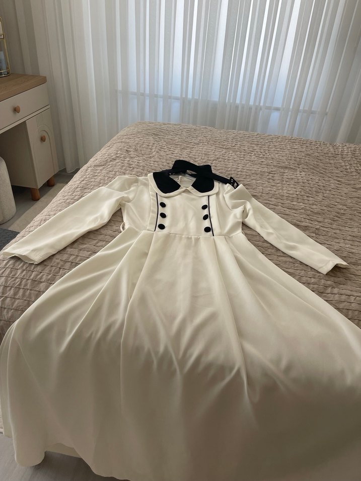 Siyah Yakalı Beyaz Elbise - Görsel 3