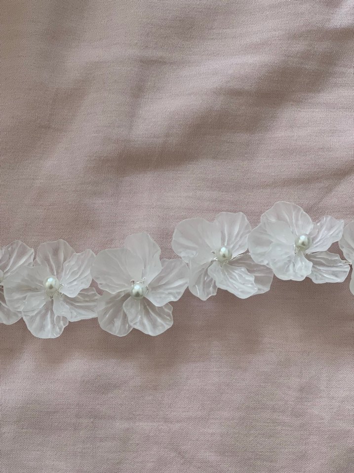 Beyaz Çiçekli Saç Aksesuarı - Görsel 3