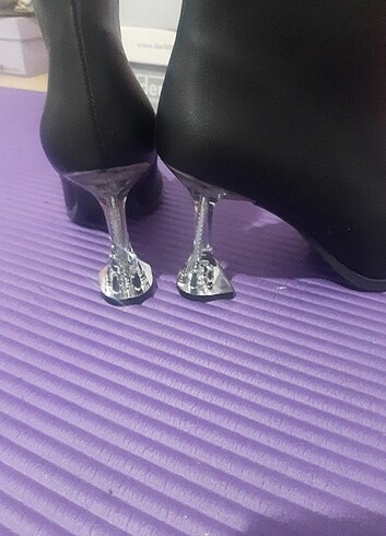 37 Beden siyah Renk Hiç giyilmemistir. 0 ürün. Topuk boyu 10cm
