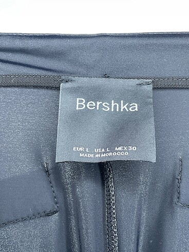 l Beden siyah Renk Bershka Kumaş Pantolon %70 İndirimli.