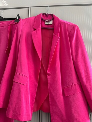 Zara Pembe takım