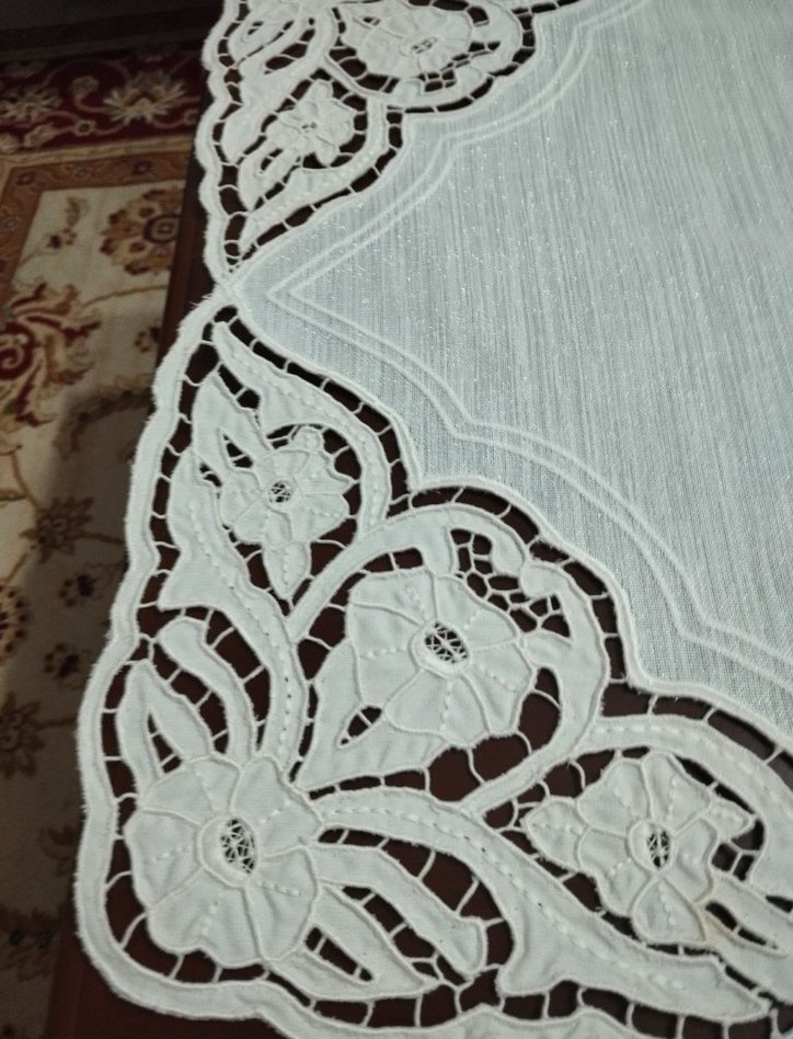 Nakışlı Beyaz Gri Masa Örtüsü - Görsel 2