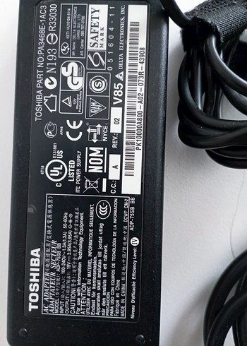 Toshiba Siyah Şarj Adaptörü