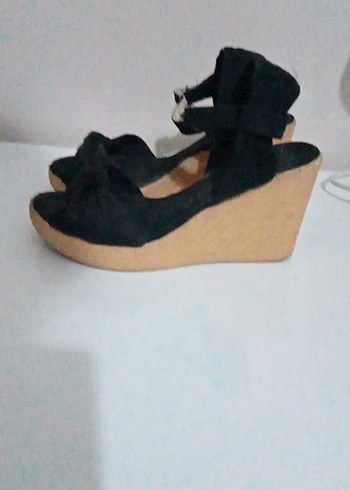 Siyah Tokalı Kadın Dolgu Topuk Sandalet - Görsel 2