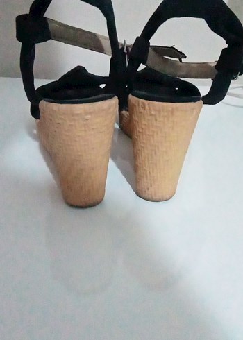 Siyah Tokalı Kadın Dolgu Topuk Sandalet - Görsel 3