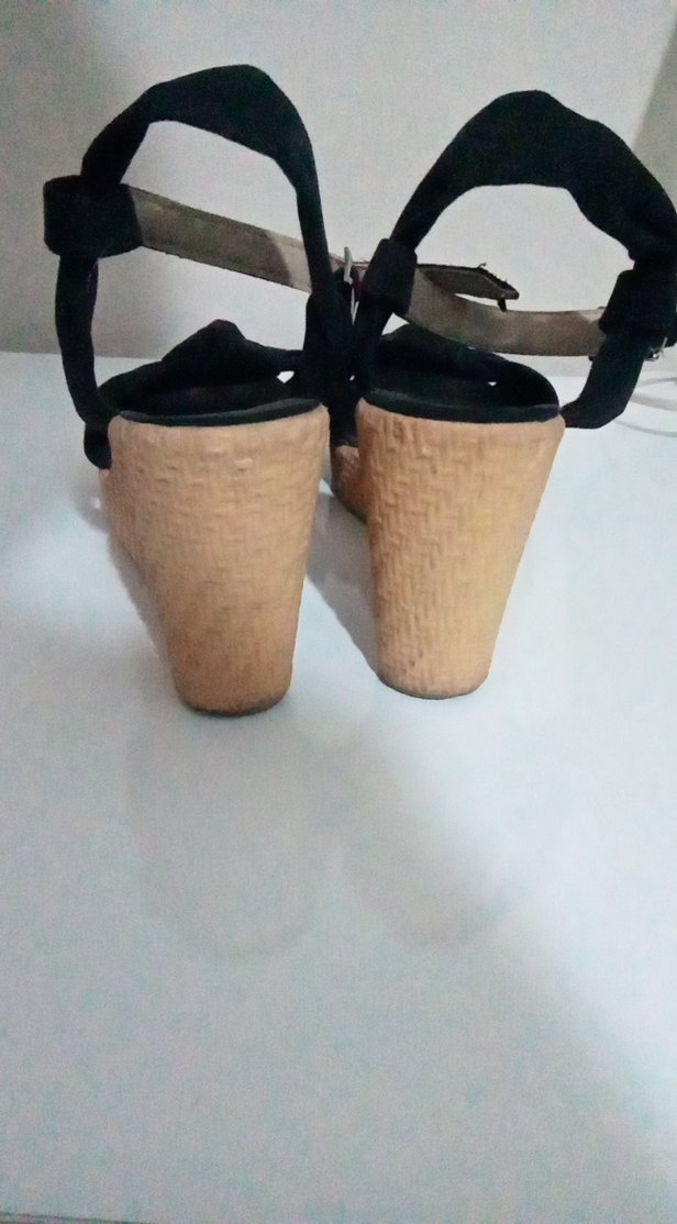 Siyah Tokalı Kadın Dolgu Topuk Sandalet - Görsel 3