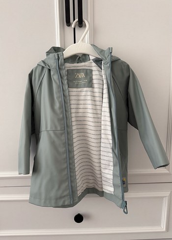Zara Cocuk Kapusonlu Acik Yesil Yagmurluk