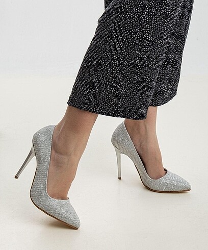 Gümüş stiletto sıfır