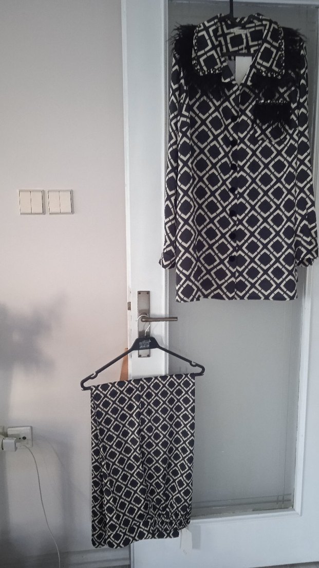 Desenli siyah iri Düğmeli pantolon takım - Görsel 4