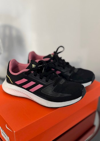 Pembe Detaylı Siyah Spor Ayakkabı