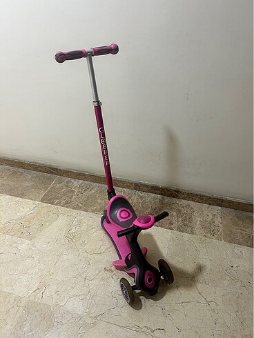 Globber pembe ışıklı oturaklı scooter