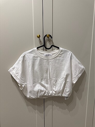 Beyaz crop tişört