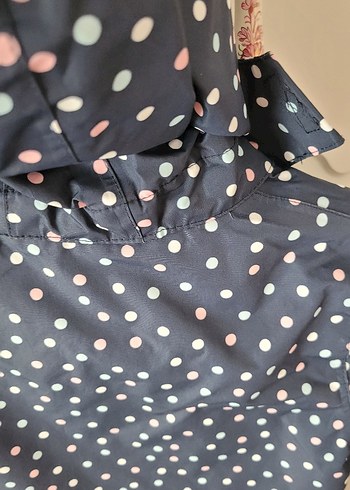 Kız Çocuk Lacivert Desenli Düğmeli Yağmurluk - Görsel 5