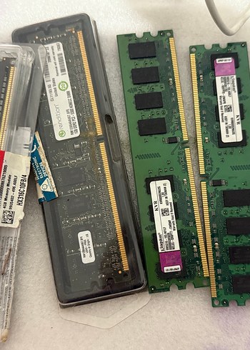 Çeşitli Teknoloji Ürünleri ve Oyun Kontrolörleri - Görsel 5