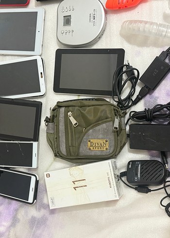 Çeşitli Teknoloji Ürünleri ve Oyun Kontrolörleri - Görsel 2