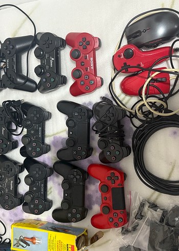 Çeşitli Teknoloji Ürünleri ve Oyun Kontrolörleri - Görsel 4