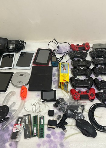 Çeşitli Teknoloji Ürünleri ve Oyun Kontrolörleri