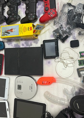 Çeşitli Teknoloji Ürünleri ve Oyun Kontrolörleri - Görsel 3