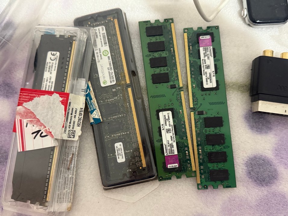 Çeşitli Teknoloji Ürünleri ve Oyun Kontrolörleri - Görsel 5