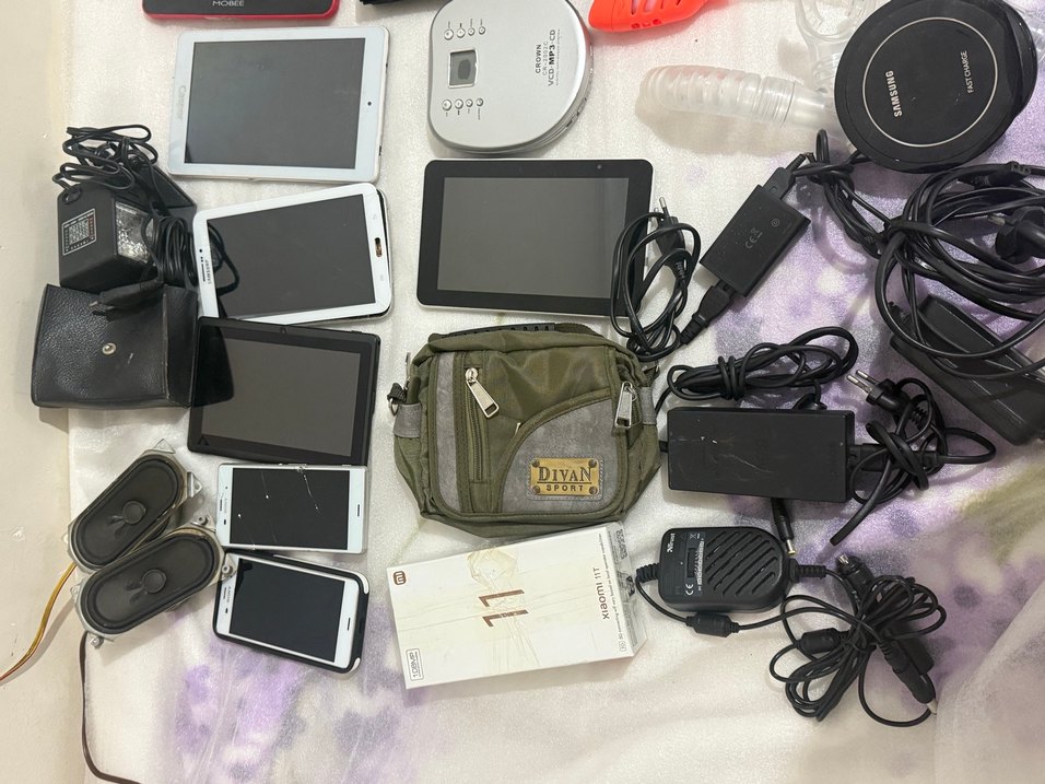 Çeşitli Teknoloji Ürünleri ve Oyun Kontrolörleri - Görsel 2