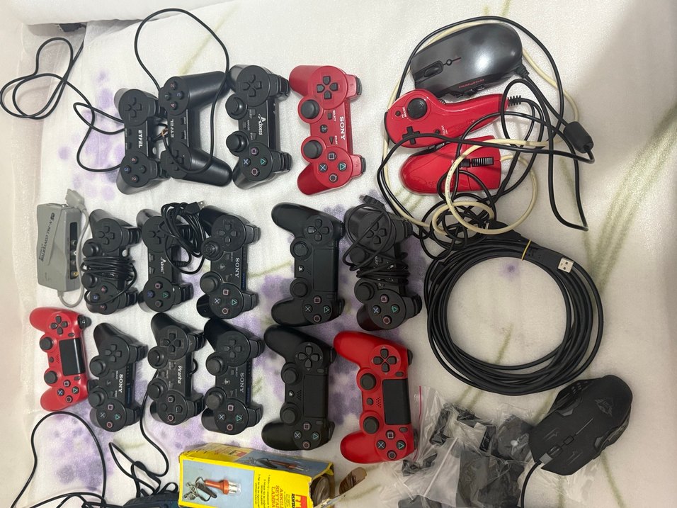 Çeşitli Teknoloji Ürünleri ve Oyun Kontrolörleri - Görsel 4