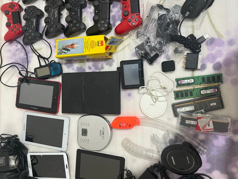 Çeşitli Teknoloji Ürünleri ve Oyun Kontrolörleri - Görsel 3