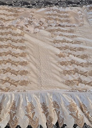 İşlemeli Krem Parlak Yatak Örtüsü - Görsel 2