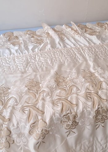 İşlemeli Krem Parlak Yatak Örtüsü - Görsel 3