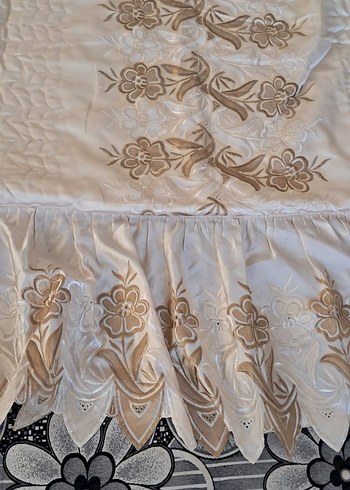 İşlemeli Krem Parlak Yatak Örtüsü - Görsel 4