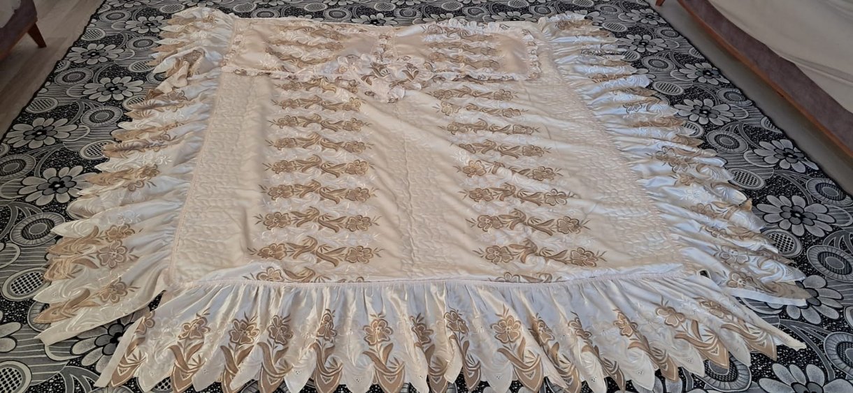İşlemeli Krem Parlak Yatak Örtüsü - Görsel 2