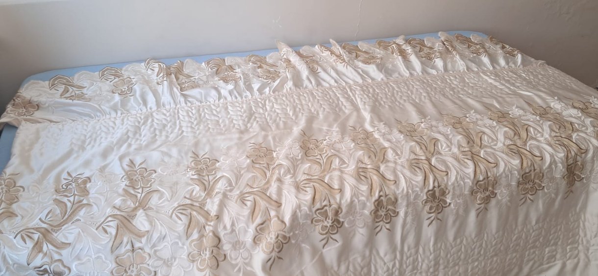 İşlemeli Krem Parlak Yatak Örtüsü - Görsel 3