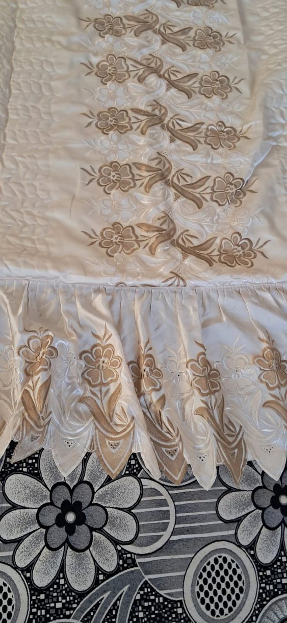 İşlemeli Krem Parlak Yatak Örtüsü - Görsel 4